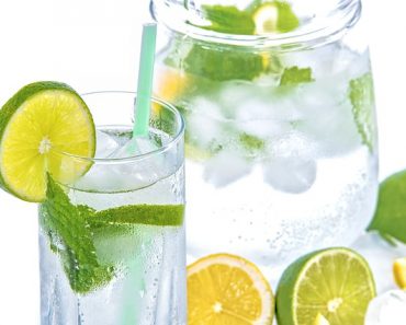 beneficios del aguan con limon
